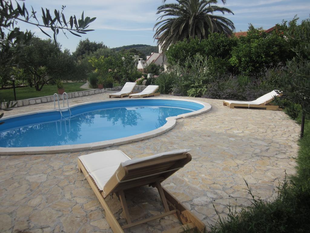 Apartments Dumencic Rab Mundanije ภายนอก รูปภาพ